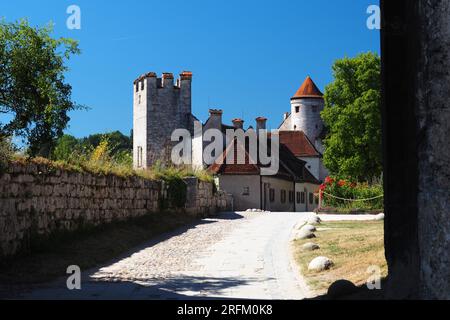 Burghausen, Deutschland - 15. Juli 2023: Blick durch das Georgstor in den Ersten Vorhof der Burg in Burghausen, der weltlängsten Burg. Stockfoto