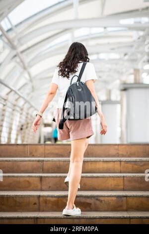 Ein junges thailändisches Mädchen geht durch den Chong Nonsi BTS Sky Train Bahnhof in Bangkok Thailand. Stockfoto