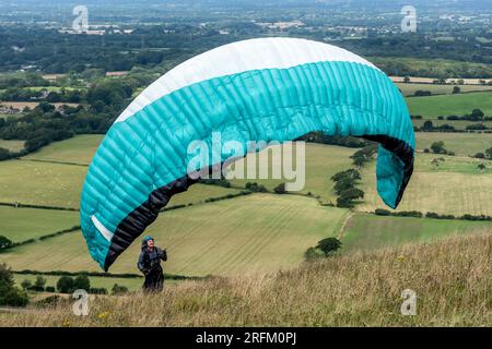 Brighton, August 4. 2023: Gleitschirmfliegen über den Weald von Sussex von Devil's Dyke, nördlich von Brighton, im South Downs National Park Credit: Andrew Hasson/Alamy Live News Stockfoto