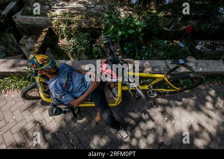 Bogor, Indonesien - 01. August 2023: Fahrradkuriere machen eine Pause nach der Lieferung von Waren an Kunden in Bogor, West-Java. Stockfoto