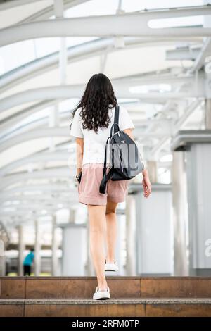 Ein junges thailändisches Mädchen geht durch den Chong Nonsi BTS Sky Train Bahnhof in Bangkok Thailand. Stockfoto