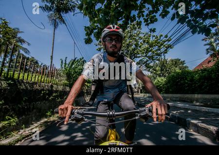 Bogor, Indonesien - 01. August 2023: Der Radfahrer in der Frontansicht fotografiert ein Fahrrad in Bogor, West Java Stockfoto