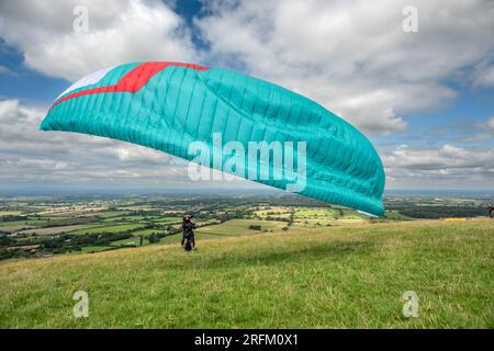 Brighton, August 4. 2023: Gleitschirmfliegen über den Weald von Sussex von Devil's Dyke, nördlich von Brighton, im South Downs National Park Credit: Andrew Hasson/Alamy Live News Stockfoto