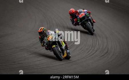 Mooney VR46 Racing Luca Marini gefolgt von Monster Energy Yamaha Fabio Quartararo während der kostenlosen Übung eins vor dem Monster Energy British Grand Prix 2023 in Silverstone, Towcester. Foto: Freitag, 4. August 2023. Stockfoto