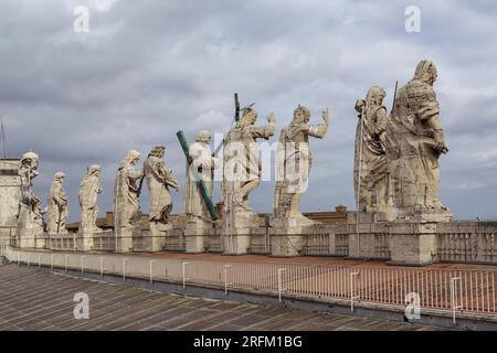 ROM, VATIKAN - 9. MÄRZ 2023: Dies ist ein Blick auf die Skulpturen der Apostel auf dem Gipfel des Daches von St. Petersdom. Stockfoto