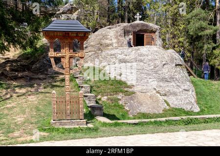 PUTNA, RUMÄNIEN - 30. APRIL 2023: Dies ist ein traditionelles Kreuz in der Nähe des Felsens mit der Höhle von Daniel dem Eremit. Stockfoto