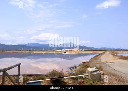 Blick auf die Kanülen und Arbeiten in Salzpfannen in der Nähe von Cagliari in Italien Stockfoto