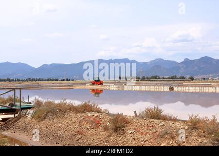 Blick auf die Kanülen und Arbeiten in Salzpfannen in der Nähe von Cagliari in Italien Stockfoto