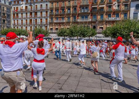 Pamplona, Spanien: 09. Juli 2023: Das San Fermin Festival wird in traditioneller weißer und roter kleidung mit roter Krawatte gefeiert, Pamplona, Navarra, Spanien. Stockfoto