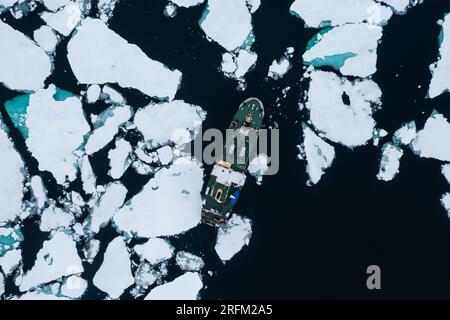 Expeditionsschiff fährt durch Meereis in Svalbard Stockfoto