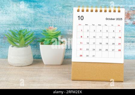 Oktober 2023 Monatlicher Tischkalender für 2023 Jahr mit Pflanztopf. Stockfoto