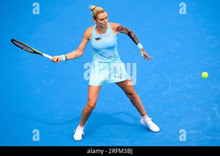 Prag, Tschechische Republik. 04. Aug. 2023. Tereza Martincova aus der Tschechischen Republik gibt Nao Hibino aus Japan während ihres Spiels beim WTA Prague Open 2023 Tennis Turnier, 3. Runde, am 4. August 2023 in Prag, einen Ball zurück. Tschechische Republik. Kredit: Ondrej Deml/CTK Photo/Alamy Live News Stockfoto