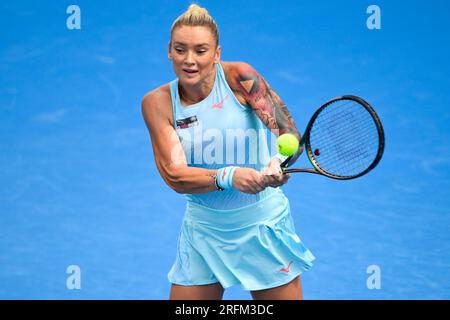 Prag, Tschechische Republik. 04. Aug. 2023. Tereza Martincova aus der Tschechischen Republik gibt Nao Hibino aus Japan während ihres Spiels beim WTA Prague Open 2023 Tennis Turnier, 3. Runde, am 4. August 2023 in Prag, einen Ball zurück. Tschechische Republik. Kredit: Ondrej Deml/CTK Photo/Alamy Live News Stockfoto