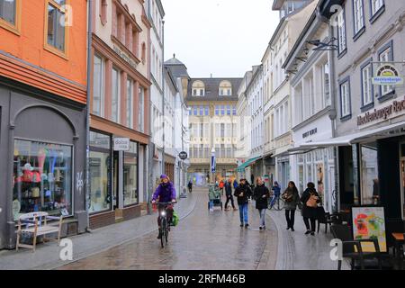 Mai 06 2023 - Schwerin, Mecklenburg-Vorpommern in Deutschland: Historische Gebäude und Stadtleben in der Schweriner Altstadt Stockfoto