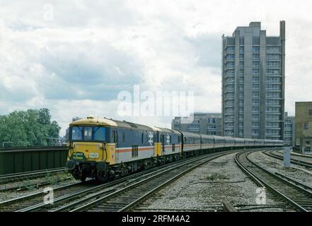 Ein Paar Elektro-Diesellokomotiven der Klasse 73 mit den Nummern 73139 und 73141, die am 17. Juli 1993 in Vauxhall an einer Enthusiast-Eisenbahn arbeiten. Stockfoto