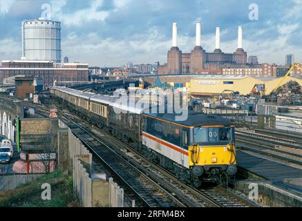 Eine Elektro-Diesel-Lokomotive der Klasse 73 mit der Nummer 73210, die am 15. Dezember 1993 an der Wandsworth Road eine Rundfahrt zum Mittagessen durch Venedig Simplon Orient Express British Pullman unternimmt. Stockfoto