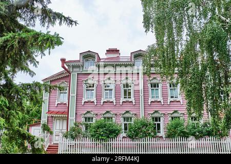 Kasan, Russland - 10. Juni 2023: Restauriertes Safa Bakhteev's House, ein Händler von Waren und Gebrauchsgegenständen. Ein Denkmal des Wohnzentrums Tatarbogen Stockfoto