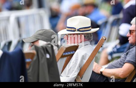 Hove UK 4. August 2023 - Zuschauer genießen die Sonne, während sie beim One Day Cup-Cricket-Spiel der Metro Bank gegen Durham auf dem Central County Ground 1. in Hove zuschauen: Credit Simon Dack /TPI/ Alamy Live News Stockfoto