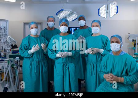 Porträt verschiedener Chirurgen mit Operationskitteln im Operationssaal im Krankenhaus Stockfoto