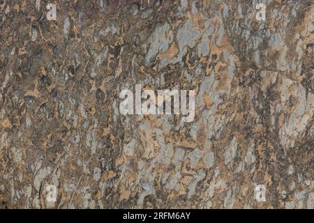 Die Oberfläche des gelben Steins weist Spuren von Alter und Alter auf. Stockfoto