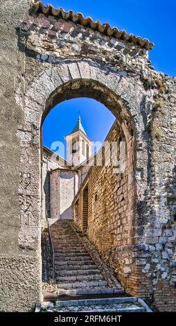 Giano dell'Umbria (Italien) ist eine kleine Stadt in der Provinz Perugia. Mittelalterliches Portal mit Treppe zur Kirche aus dem 14. Jahrhundert. Stockfoto