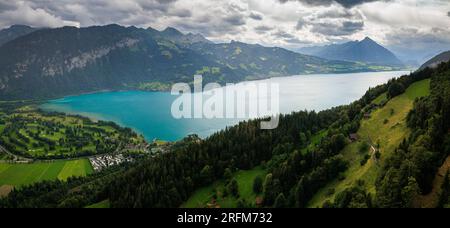 Blick über Thunersee, Interlaken West, Niesen an einem bewölkten Sommertag Stockfoto