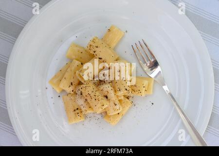 Rigatoni Cacio e Pepe Italienische Pasta mit Pecorino Romano Käse und Pfeffer aus Rom und der Region Latium Stockfoto