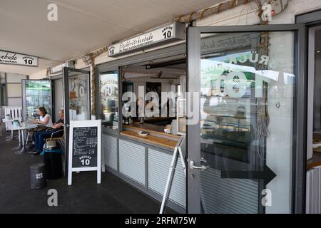 Hamburg - Juni 14 2023: Fischbrotchenbude oder Fish Sandwich and Roll Stall Brucke 10 in St. Pauli Landungsbrücken. Stockfoto