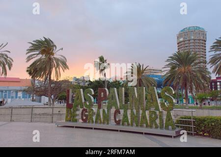 Schild "Las Palmas de Gran Canaria" vor Palmen und Himmel im Stadtzentrum von Las Palmas, Spanien Stockfoto