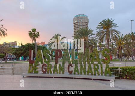 Schild "Las Palmas de Gran Canaria" vor Palmen und Himmel im Stadtzentrum von Las Palmas, Spanien Stockfoto