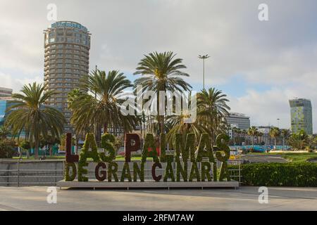 Schild "Las Palmas de Gran Canaria" vor Palmen und Himmel im Stadtzentrum von Las Palmas, Spanien Stockfoto