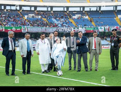 Kalkutta, Indien. 03. Aug. 2023. Verschiedene Momente der großen Eröffnungszeremonie des Durand-Cup-Fußballturniers 132., organisiert von den indischen Streitkräften in VYBK (Vivekananda Yuba Bharati Krirangan) am 3. August 2023 von Generalleutnant Rana Pratap Kalita, pvsm, uysm, avsm, SM, vsm, Oberbefehlshaber des östlichen Kommandos der indischen Armee und ehrenwerte Chefministerin von Westbengalen, Frau Mamata Banerjee, zusammen mit anderen Würdenträgern der indischen Streitkräfte. (Foto: Amlan Biswas/Pacific Press) Kredit: Pacific Press Media Production Corp./Alamy Live News Stockfoto