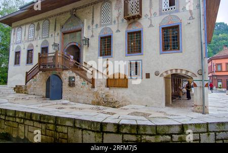 Verzierte Moschee: Majestätischer Eintritt in Travniks historisches Herz Stockfoto