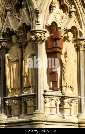 Zweifel: Eine moderne Skulptur von Antony Gormley, die am 26. August 2021 zwischen den alten mittelalterlichen Skulpturen der Kathedrale von Wells errichtet wurde. Somerset, England. Stockfoto