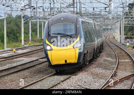 Avanti Westküste Klasse 390 Pendolino 390157 mit 1A22 die 0943 Liverpool Lime Street nach London Euston nähert sich am 04. August 2023 Rugeley Trent Valley Stockfoto