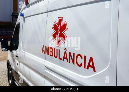 beschreibung des allgemeinen Ambulanzwagens mit roten Buchstaben auf portugiesisch: Ambulancia Stockfoto