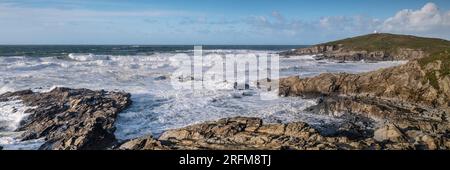 Ein Panoramabild der rauen See rund um die zerklüftete felsige Küste von Newquay in Cornwall in England im Vereinigten Königreich. Stockfoto