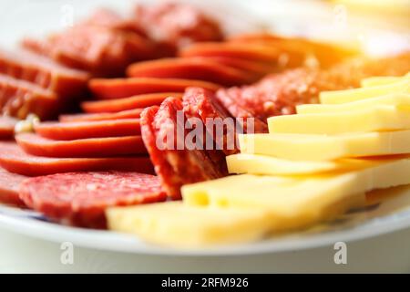 Nahaufnahme einer köstlichen Vorspeisenplatte mit einer köstlichen Auswahl an Wurst, Käse, Speck, Jerky und Salami. Seitenansicht Stockfoto