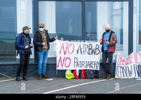 Demonstranten versammeln sich vor dem Beresford Hotel zur Unterstützung von Asylbewerbern in Newquay in Cornwall im Vereinigten Königreich. Stockfoto