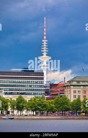 Tele-Michel (Heinrich-Hertz-Turm) Hamburgs höchste Stuktur, erbaut in den 1960er Jahren mit der Binnenalster im Vordergrund, Hamburg Stockfoto