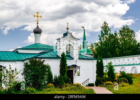 Aleksandrov, Region Wladimir, Russland - 4. Juli 2023: Krankenhausbau von Aleksandrowskaya Sloboda. Stockfoto