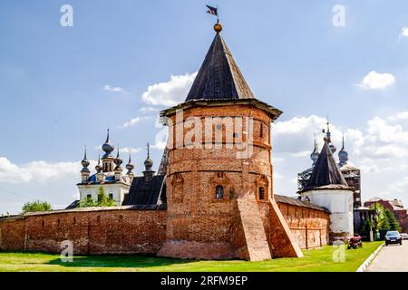 Juryev Polsky, Region Wladimir, Russland - 4. Juli 2023: Verteidigungsturm und Mauern des Kremls. Stockfoto