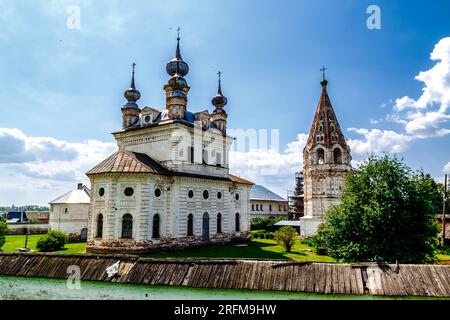 Juryev Polsky, Region Wladimir, Russland - 4. Juli 2023: Kathedrale des Erzengels Michael und der Hipp-Glockenturm im Kreml. Stockfoto