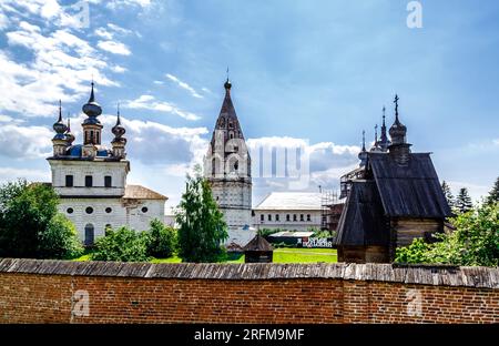 Juryev Polsky, Region Wladimir, Russland: Kathedrale des Erzengels Michael, Kirche St. George der Sieger und der Hüftglockenturm im Kreml. Stockfoto