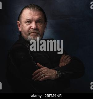 Ein erwachsener Mann trägt Biker-Kleidung Stockfoto