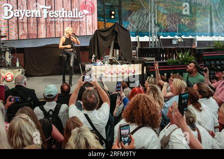 Herne, Deutschland. 04. August 2023. Popstar Michelle tritt während der Eröffnungszeremonie auf der Bühne auf. Die Cranger Kirmes ist eine der größten in Deutschland. Popsängerin Michelle und andere treten auf. Die beliebte Messe zieht während ihres 10-tägigen Laufs regelmäßig mehr als 4m Besucher an. Die Messe stammt aus dem frühen 18. Jahrhundert in Crange. Kredit: Imageplotter/Alamy Live News Stockfoto