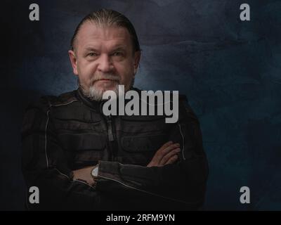 Ein erwachsener Mann trägt Biker-Kleidung Stockfoto