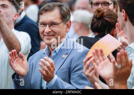 Herne, Deutschland. 04. August 2023. Frank Dudda. Der Premierminister von Nordrhein-Westfalen, Hendrik Wüst (CDU), kommt zusammen mit Bürgermeister Frank Dudda (SPD) und anderen Würdenträgern, um die Menge und die Darbietungen anzufeuern, und klopft dann das Fass im festlichen Zelt an, um das Cranger Kirmes-Messegelände in Herne offiziell zu eröffnen. Die Cranger Kirmes ist eine der größten in Deutschland. Popsängerin Michelle und andere treten auf. Die beliebte Messe zieht während ihres 10-tägigen Laufs regelmäßig mehr als 4m Besucher an. Die Messe stammt aus dem frühen 18. Jahrhundert in Crange. Kredit: Imageplotter/Alamy Live News Stockfoto