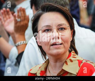 Herne, Deutschland. 04. August 2023. Michelle Müntefering, Mitglied des Deutschen Parlaments für Herne. Der Premierminister von Nordrhein-Westfalen, Hendrik Wüst (CDU), kommt zusammen mit Bürgermeister Frank Dudda (SPD) und anderen Würdenträgern, um die Menge und die Darbietungen anzufeuern, und klopft dann das Fass im festlichen Zelt an, um das Cranger Kirmes-Messegelände in Herne offiziell zu eröffnen. Die Cranger Kirmes ist eine der größten in Deutschland. Popsängerin Michelle und andere treten auf. Die beliebte Messe zieht während ihres 10-tägigen Laufs regelmäßig mehr als 4m Besucher an. Die Messe stammt aus dem frühen 18. Jahrhundert in Crange. Stockfoto