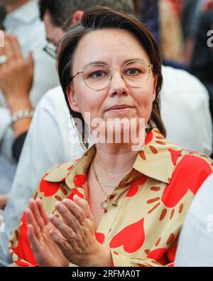 Herne, Deutschland. 04. August 2023. Michelle Müntefering, Mitglied des Deutschen Parlaments für Herne. Der Premierminister von Nordrhein-Westfalen, Hendrik Wüst (CDU), kommt zusammen mit Bürgermeister Frank Dudda (SPD) und anderen Würdenträgern, um die Menge und die Darbietungen anzufeuern, und klopft dann das Fass im festlichen Zelt an, um das Cranger Kirmes-Messegelände in Herne offiziell zu eröffnen. Die Cranger Kirmes ist eine der größten in Deutschland. Popsängerin Michelle und andere treten auf. Die beliebte Messe zieht während ihres 10-tägigen Laufs regelmäßig mehr als 4m Besucher an. Die Messe stammt aus dem frühen 18. Jahrhundert in Crange. Stockfoto